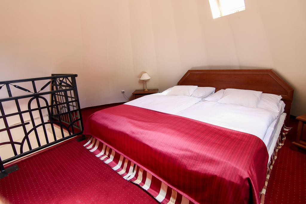 Hotel Kitty Miskolc Quarto foto